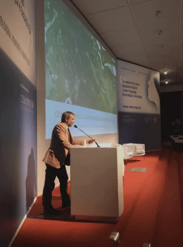Enrico Giubertoni in aula davanti a una platea, durante un intervento di formazione