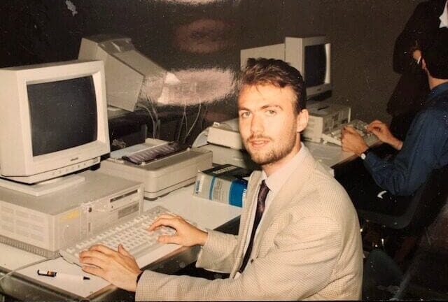 Un Giovane Enrico Giubertoni mentre nel 1994 lavorava per il Salone del Libro di Torino, mostrando gli Opacs di Internet - archivi bibliografici mondiali - agli avventori del Salone del libro di Torino.
