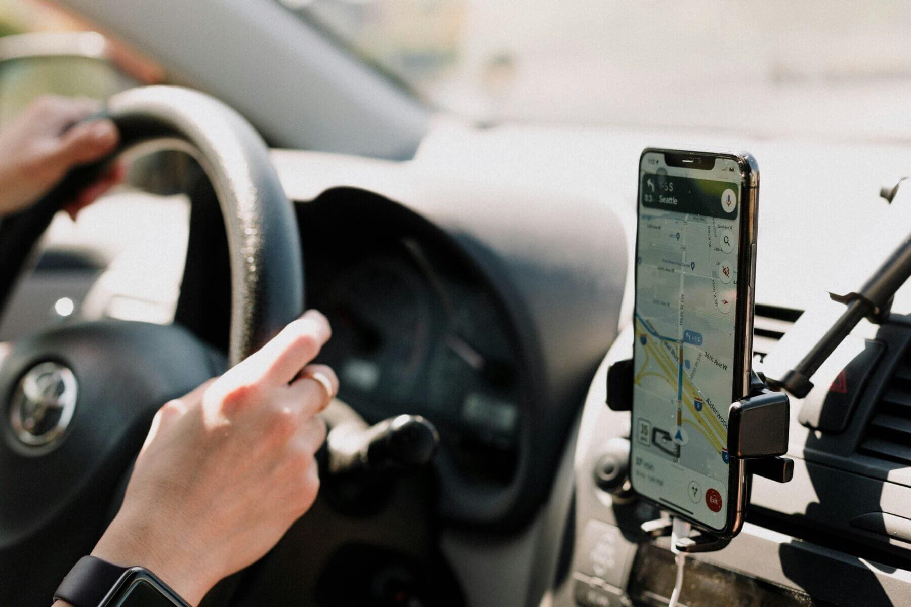 La scheda di un punto vendita su Google Maps con il pulsante per scrivere su WhatsApp