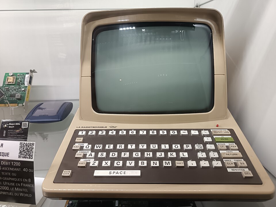 Minitel terminal made by La Radiotechnique, on display in a museum case