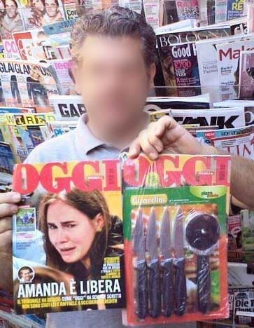 Oggi: la copertina con Amanda Knox e i coltelli in regalo