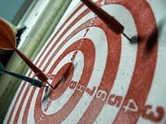Fare centro – Credits: Darts by Bogdan Suditu (Creative Commons – BY deed)