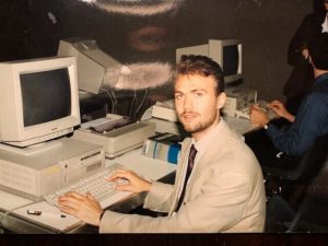 Un Giovane Enrico Giubertoni mentre nel 1994 lavorava per il Salone del Libro di Torino, mostrando gli Opacs di Internet - archivi bibliografici mondiali - agli avventori del Salone del libro di Torino.